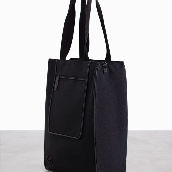 Béis - The North To South Tote
in Black - Picture 4 of 6